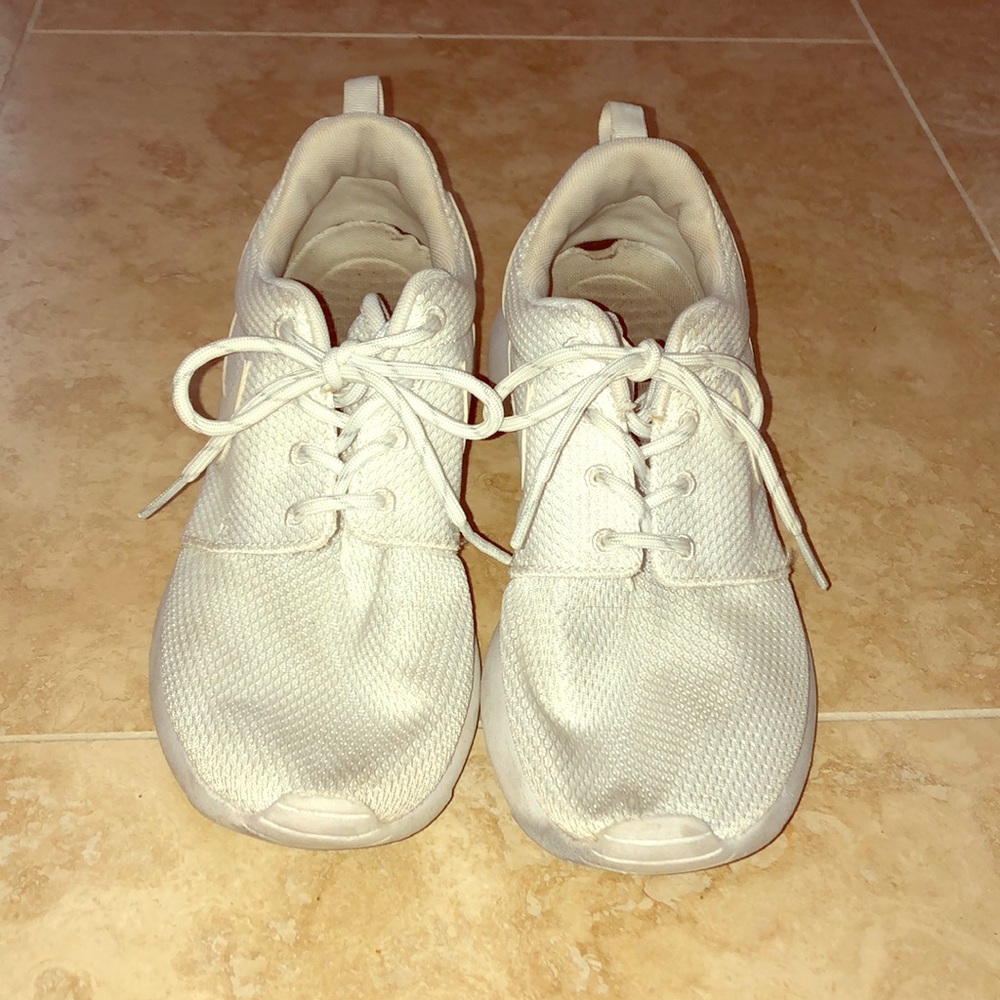 White nike roshe run tennis shoes. Size 8 women’s